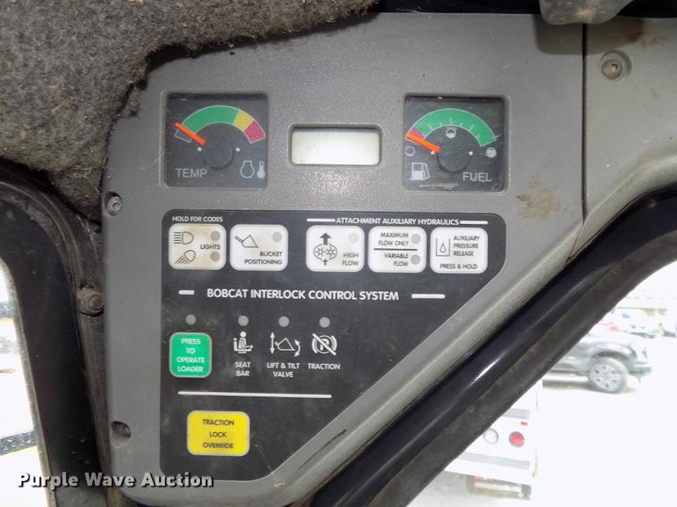 image for item DE7690 2002 Bobcat S250 skid steer