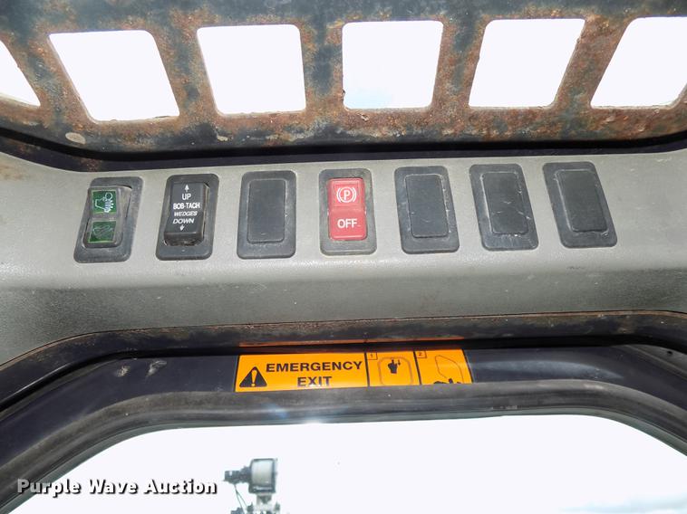 image for item DE7690 2002 Bobcat S250 skid steer