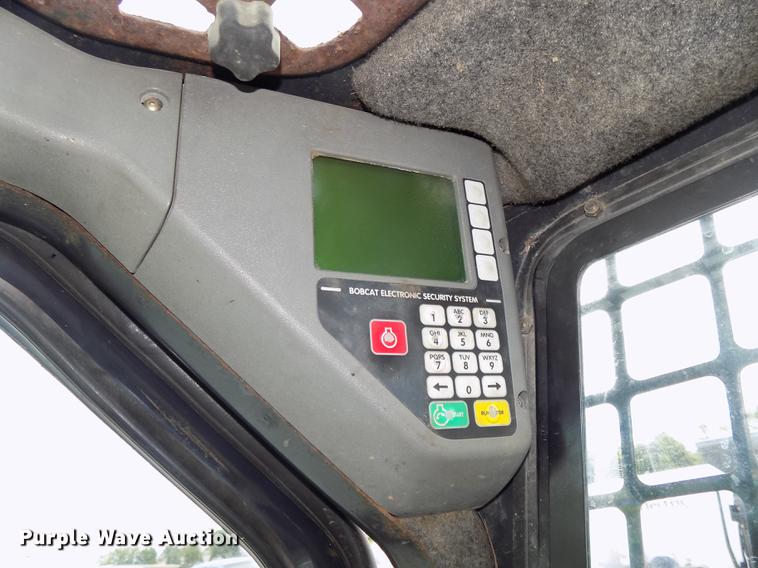 image for item DE7690 2002 Bobcat S250 skid steer