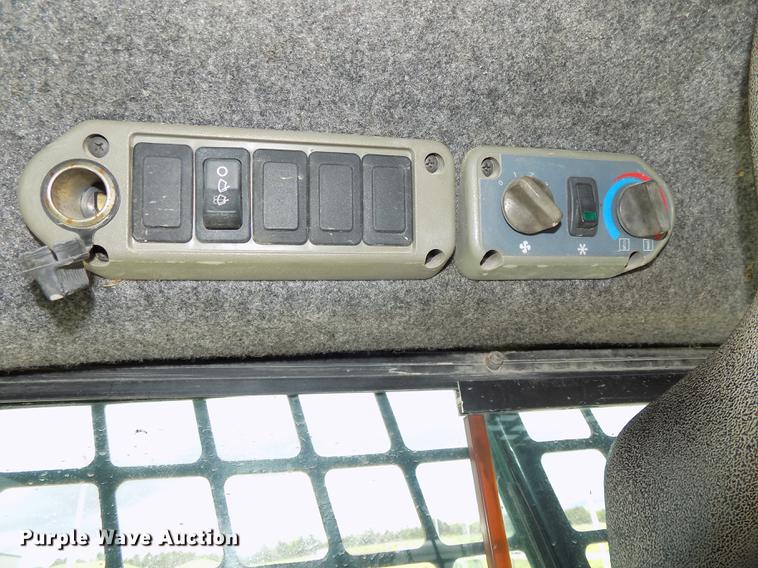 image for item DE7690 2002 Bobcat S250 skid steer