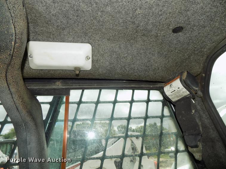 image for item DE7690 2002 Bobcat S250 skid steer