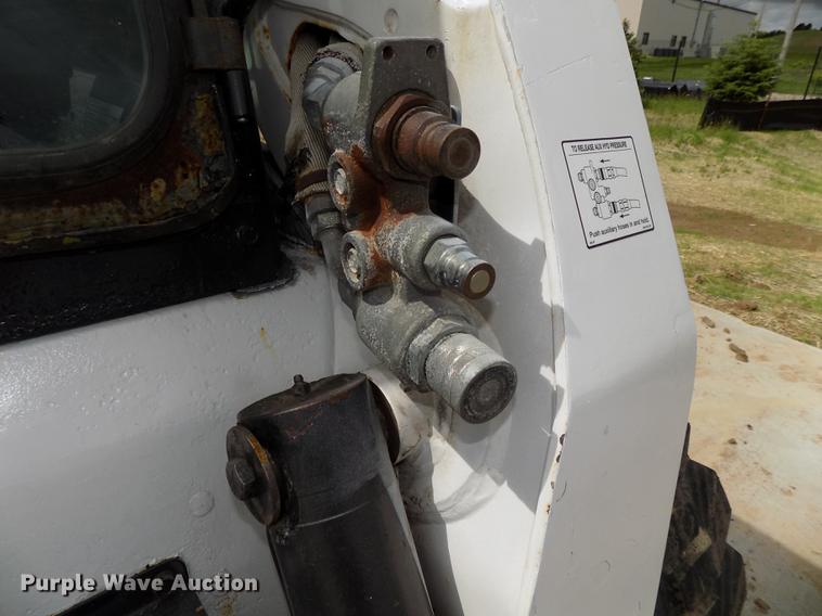 image for item DE7690 2002 Bobcat S250 skid steer