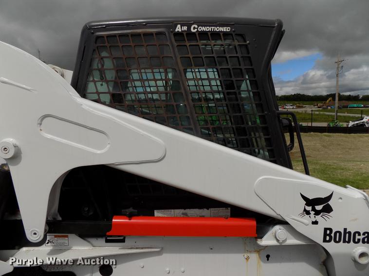 image for item DE7690 2002 Bobcat S250 skid steer