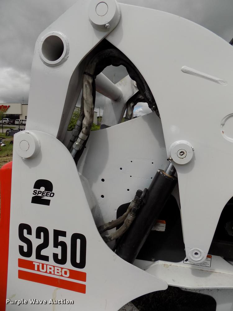 image for item DE7690 2002 Bobcat S250 skid steer