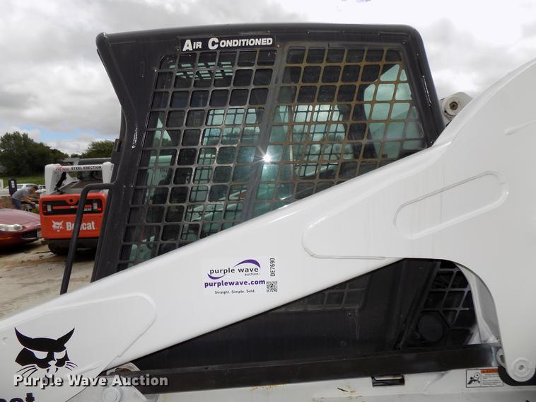 image for item DE7690 2002 Bobcat S250 skid steer