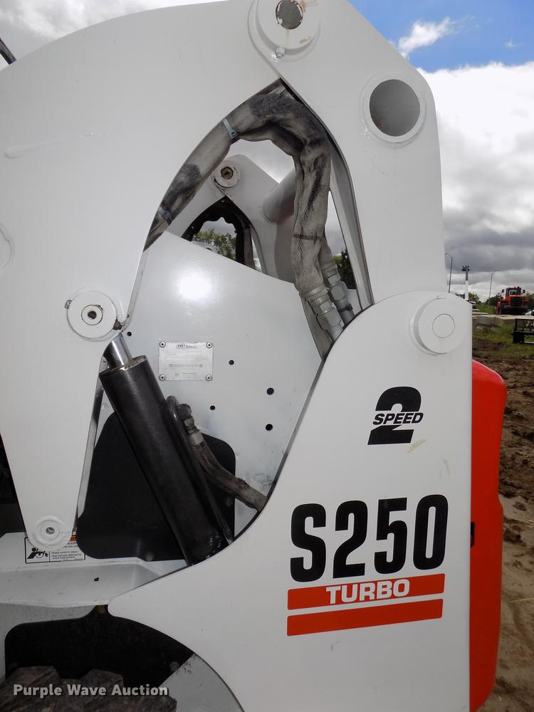 image for item DE7690 2002 Bobcat S250 skid steer