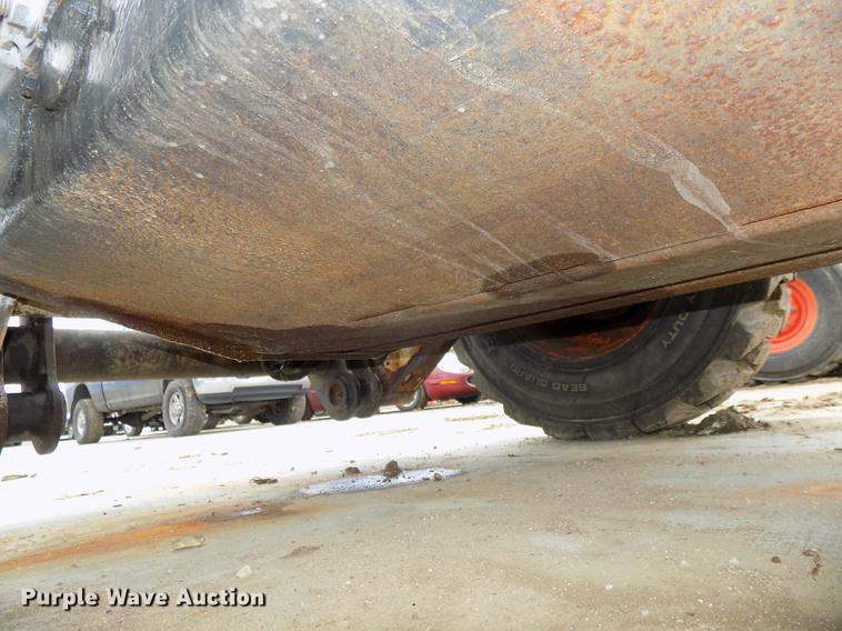 image for item DE7690 2002 Bobcat S250 skid steer