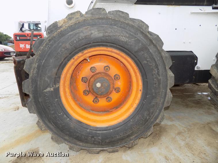 image for item DE7690 2002 Bobcat S250 skid steer