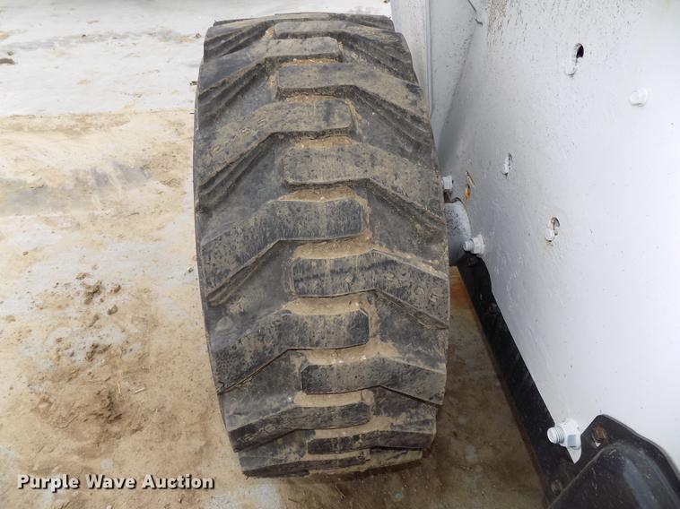 image for item DE7690 2002 Bobcat S250 skid steer