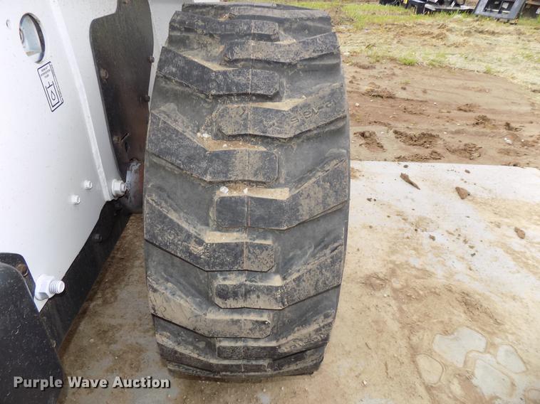 image for item DE7690 2002 Bobcat S250 skid steer