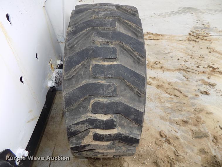 image for item DE7690 2002 Bobcat S250 skid steer