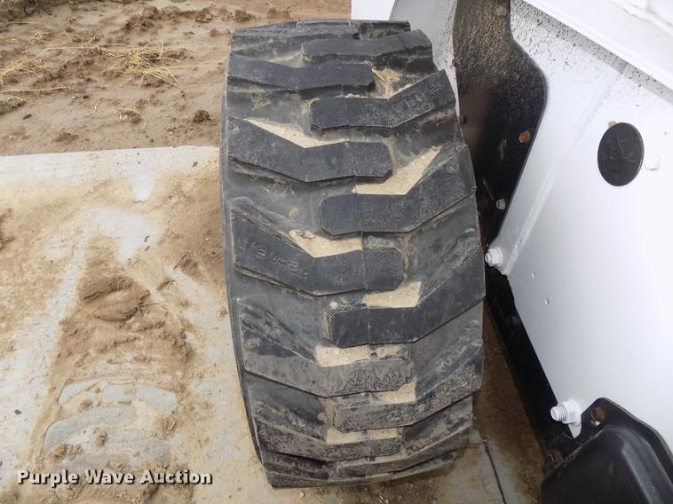 image for item DE7690 2002 Bobcat S250 skid steer