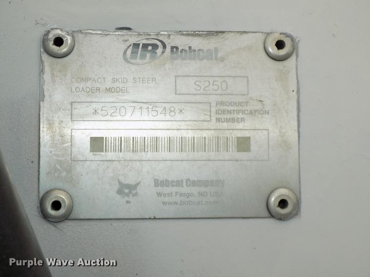 image for item DE7690 2002 Bobcat S250 skid steer