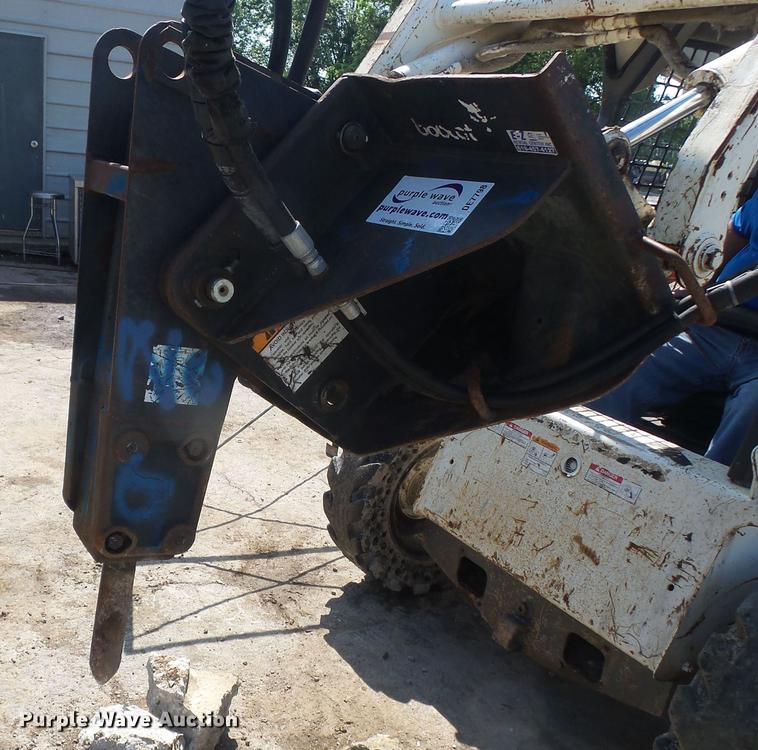 image for item DE7798 Bobcat 2560 skid steer breaker