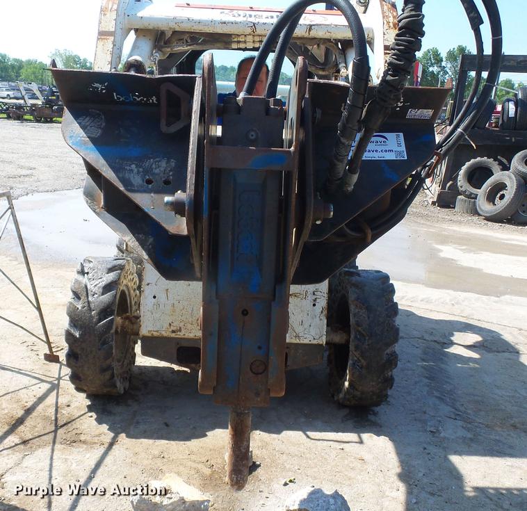 image for item DE7798 Bobcat 2560 skid steer breaker