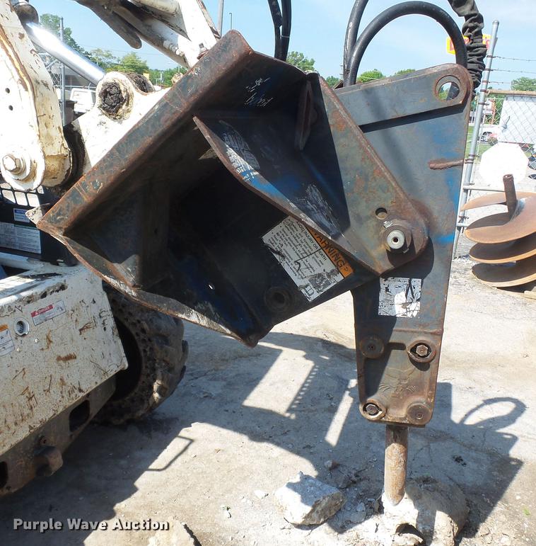 image for item DE7798 Bobcat 2560 skid steer breaker