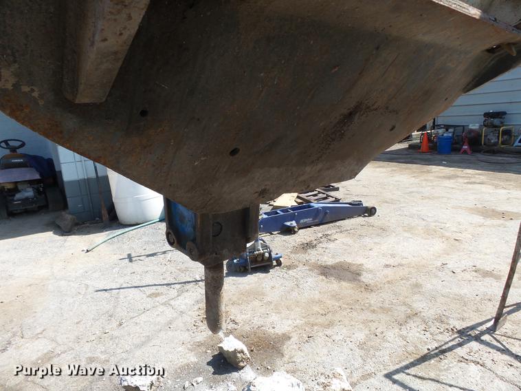 image for item DE7798 Bobcat 2560 skid steer breaker