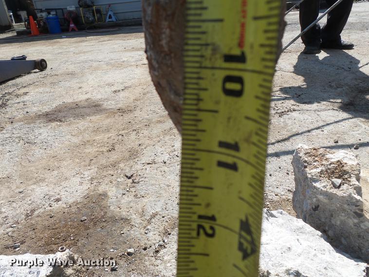 image for item DE7798 Bobcat 2560 skid steer breaker