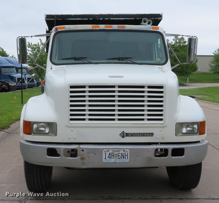 image for item DE8057 2002 International 4900 dump truck