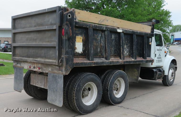 image for item DE8057 2002 International 4900 dump truck