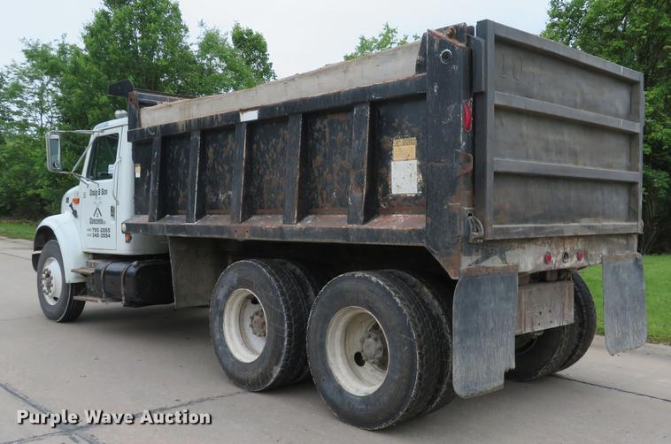 image for item DE8057 2002 International 4900 dump truck