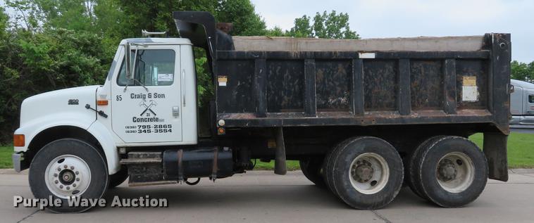 image for item DE8057 2002 International 4900 dump truck