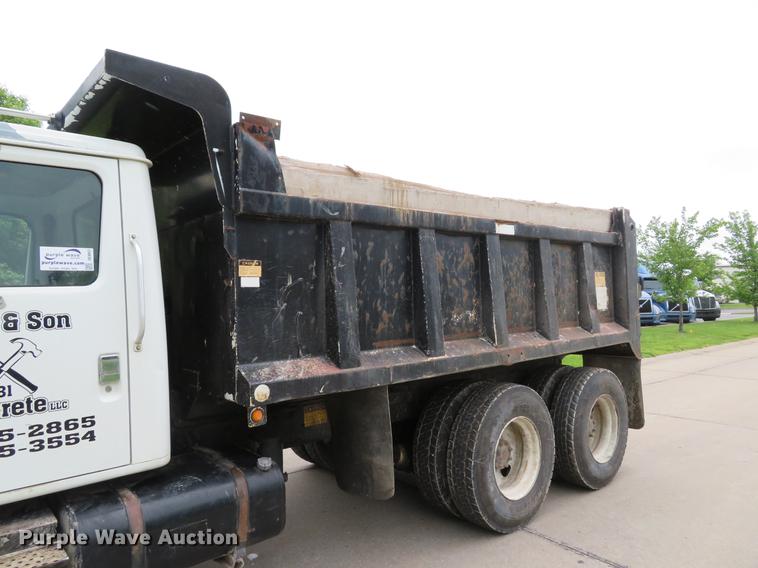 image for item DE8057 2002 International 4900 dump truck