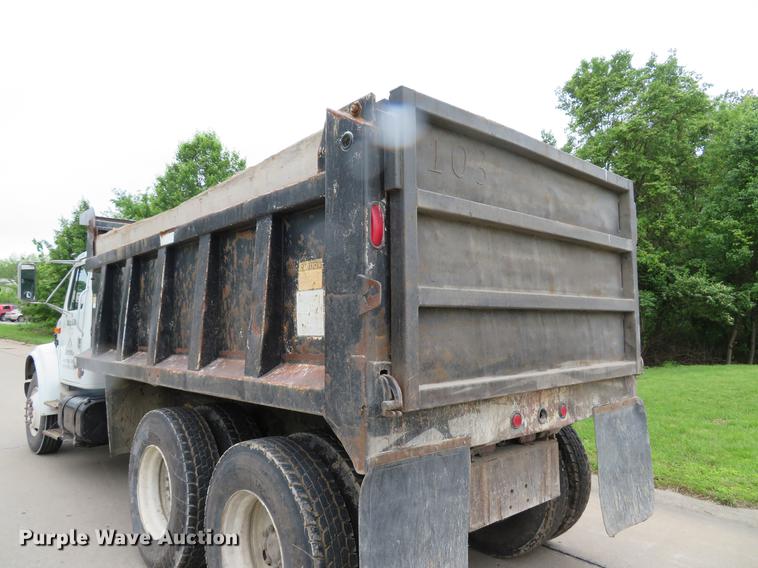 image for item DE8057 2002 International 4900 dump truck
