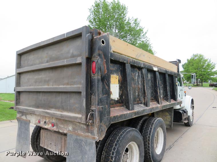 image for item DE8057 2002 International 4900 dump truck