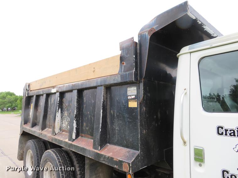 image for item DE8057 2002 International 4900 dump truck