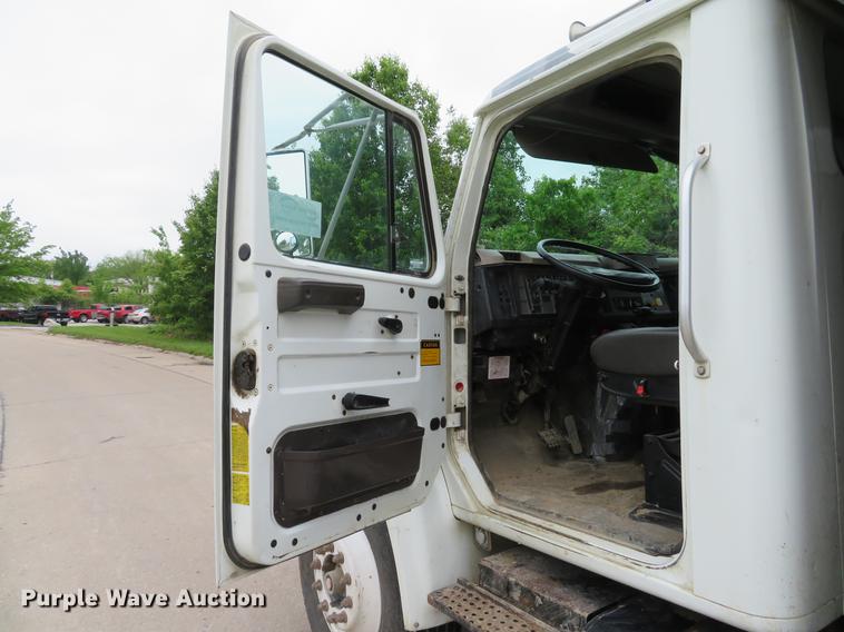 image for item DE8057 2002 International 4900 dump truck