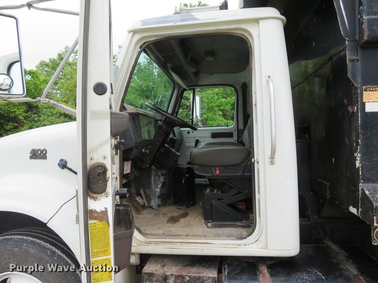 image for item DE8057 2002 International 4900 dump truck