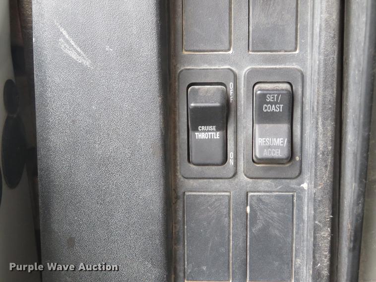 image for item DE8057 2002 International 4900 dump truck