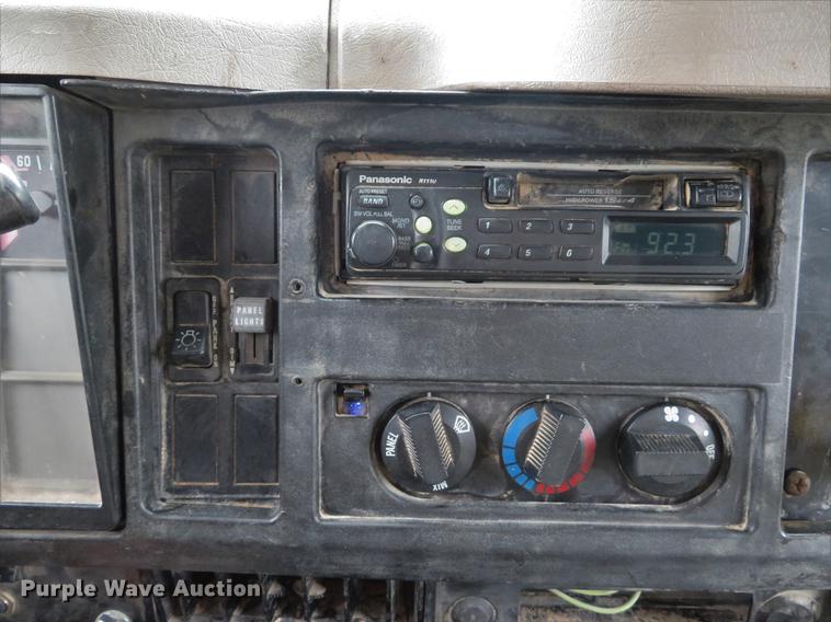 image for item DE8057 2002 International 4900 dump truck