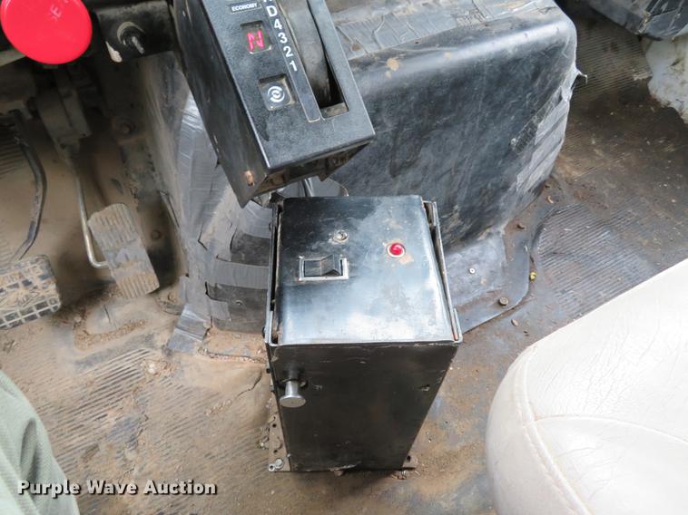 image for item DE8057 2002 International 4900 dump truck