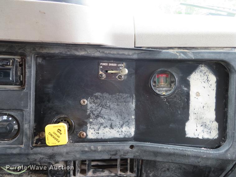 image for item DE8057 2002 International 4900 dump truck