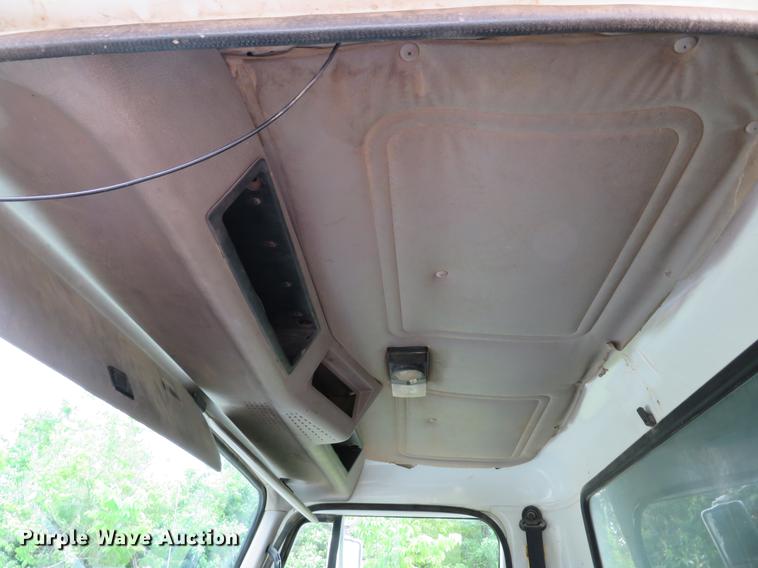 image for item DE8057 2002 International 4900 dump truck