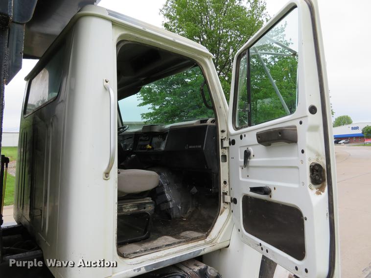 image for item DE8057 2002 International 4900 dump truck