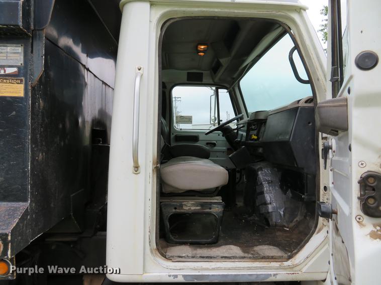 image for item DE8057 2002 International 4900 dump truck