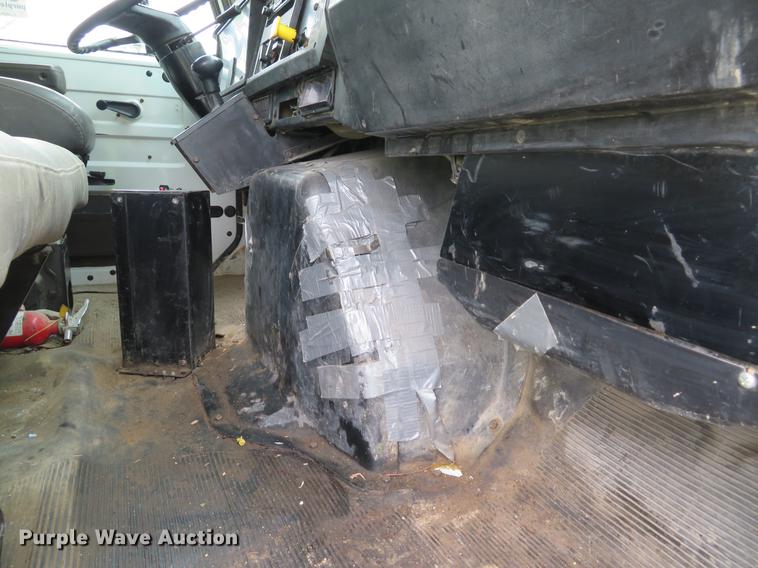 image for item DE8057 2002 International 4900 dump truck