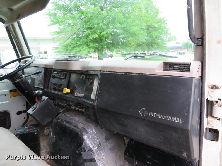 image for item DE8057 2002 International 4900 dump truck