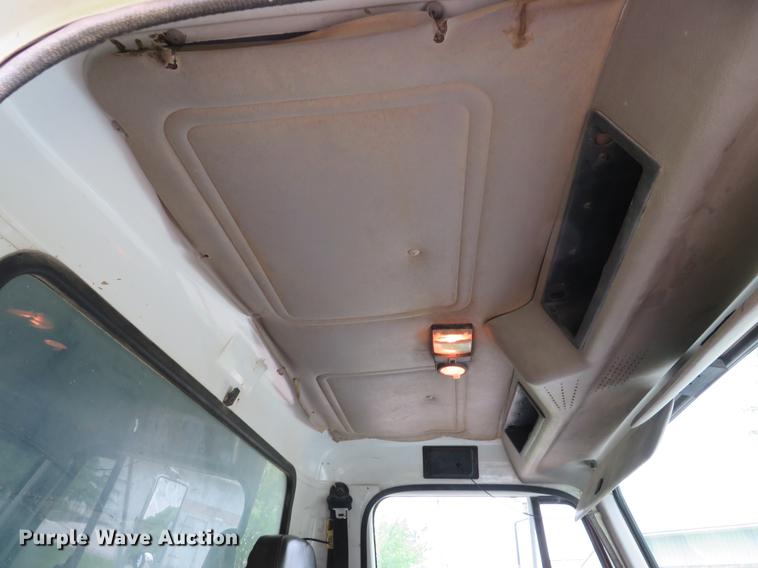 image for item DE8057 2002 International 4900 dump truck