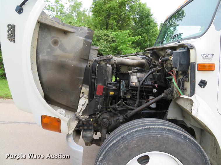 image for item DE8057 2002 International 4900 dump truck