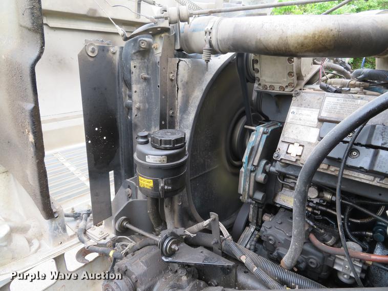 image for item DE8057 2002 International 4900 dump truck