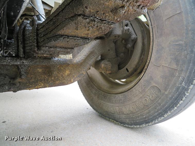 image for item DE8057 2002 International 4900 dump truck