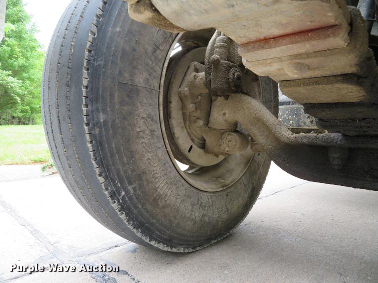 image for item DE8057 2002 International 4900 dump truck