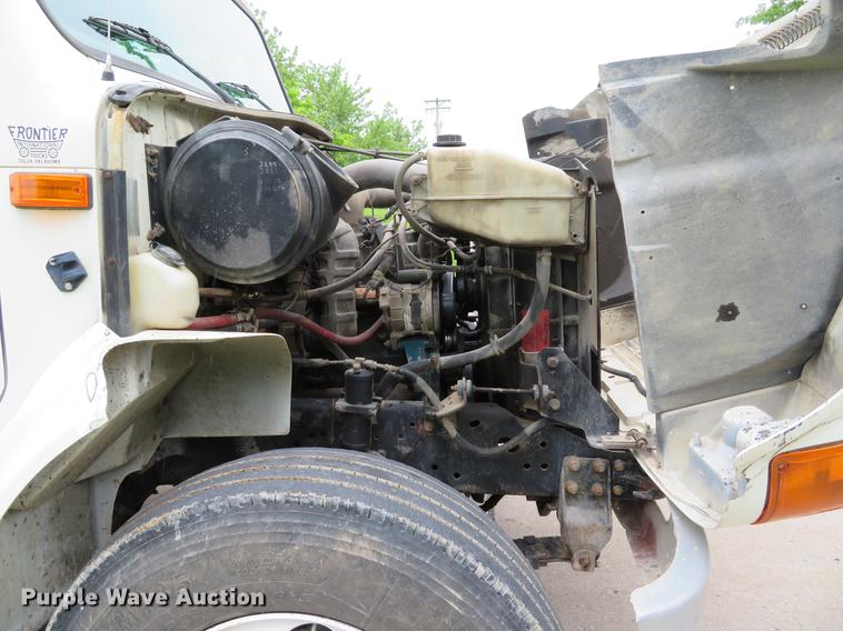 image for item DE8057 2002 International 4900 dump truck