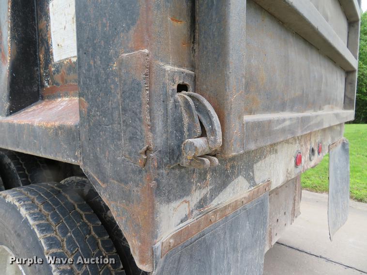 image for item DE8057 2002 International 4900 dump truck