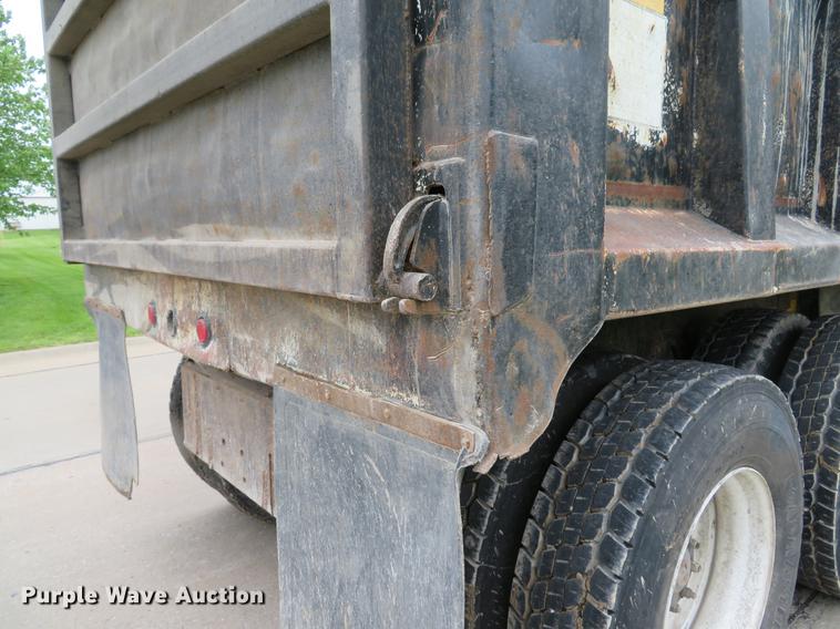 image for item DE8057 2002 International 4900 dump truck