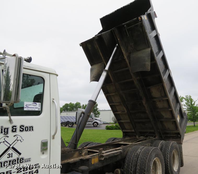 image for item DE8057 2002 International 4900 dump truck